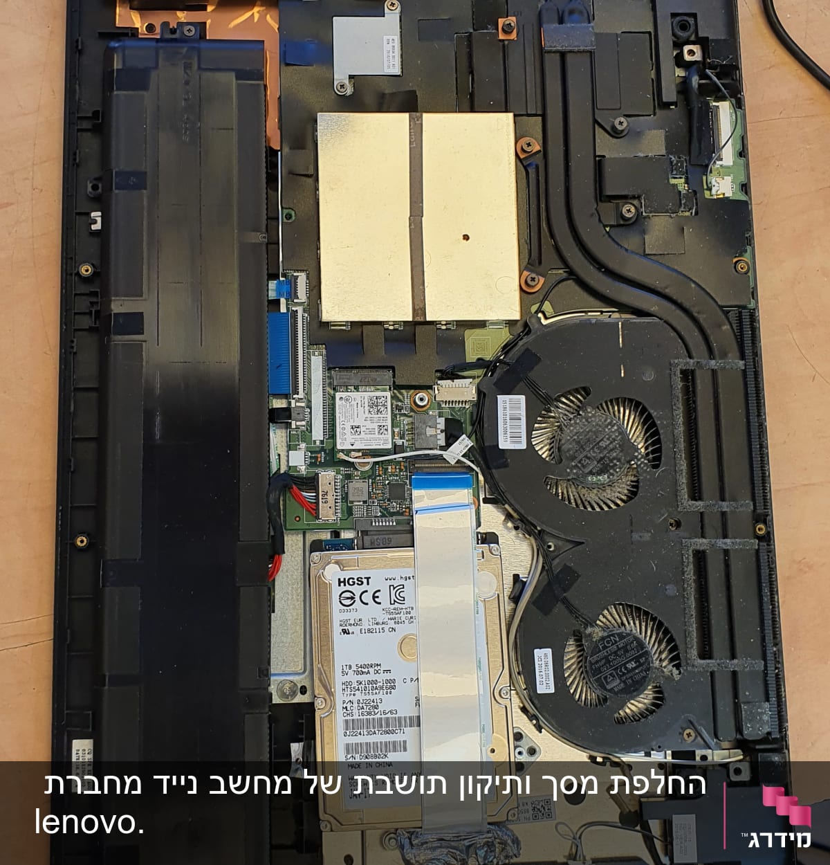 פנים מחשב נייד עם רכיבי חומרה גלויים